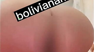 Olha como essa empregadinha faz um striptease gostoso e brinca com um consolo grosso... que  Video completo no Mimiboliviana.com