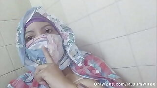 Real Arab عرب وقحة كس Mom Sins In Hijab Wide of Squirting Her Muslim Pussy On Webcam ARABE Sermonizer SEX